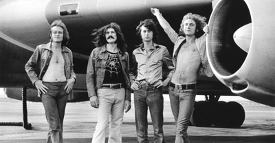 led-zeppelin-posa-em-frente-ao-aviao-da-banda-em-foto-de-bob-gruen